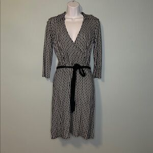 LOFT Faux Wrap Black/White Patterned Knit Dress with Tie Belt, Size 4